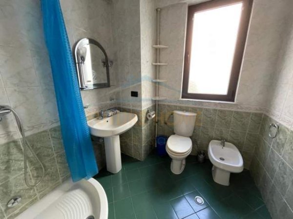 Tirane, jepet me qera apartament 2+1 Kati 2, 145 m² 800 Euro (Rruga e Elbasanit)