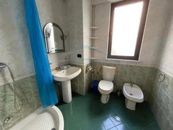Tirane, jepet me qera apartament 3+1+BLK Kati 2, 145 m² 800 Euro (Rruga e Elbasanit)