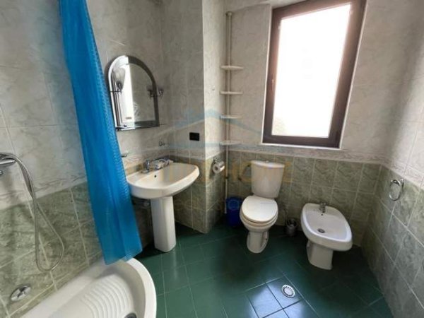 Tirane, jepet me qera apartament 1+1+BLK Kati 10, 70 m² 500 Euro (farmacia 10)
