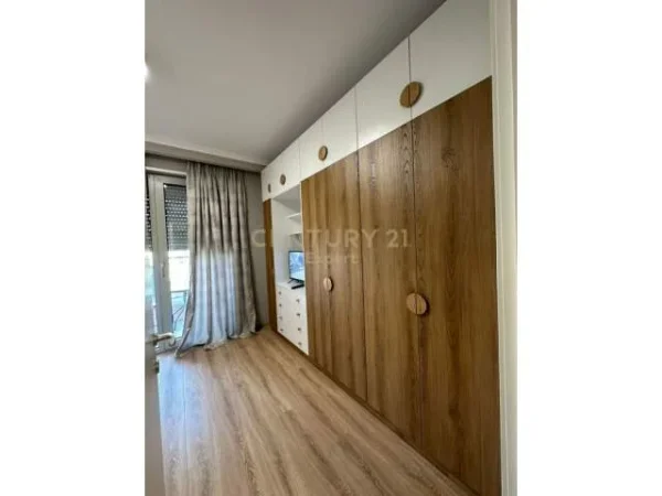 Tirane, jepet me qera apartament 78 m² 700 Euro