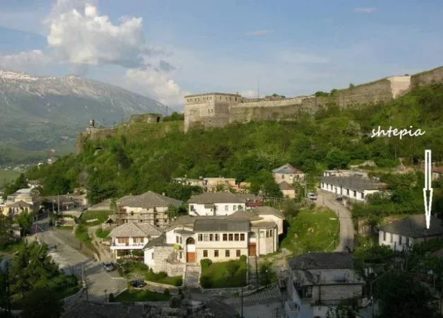 Gjirokaster, shitet shtepi 2 Katshe, 200.000 Euro, rruga Astrit Karagjozi