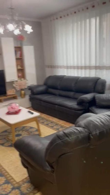 Tirane, jepet me qera apartament 1+1 Kati 3, 70 m² 600 Euro (rruga e Kosovareve)