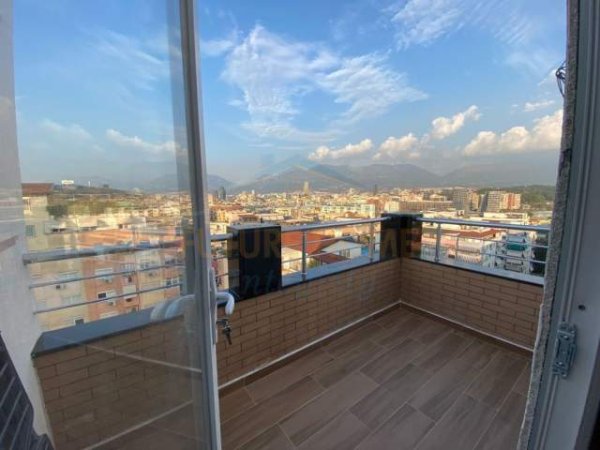 Tirane, jepet me qera apartament 2+1 Kati 12, 90 m² 750 Euro (Komuna e Parisit)