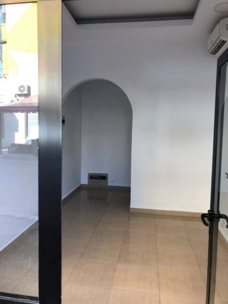 Tirane, jepet me qera dyqan Kati 0, 30 m² 350 Euro (21 dhjetori)