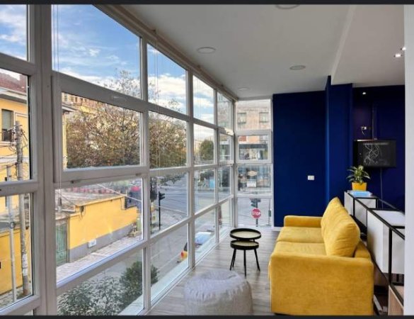 Tirane, jepet me qera ambjent biznesi Kati 1, 240 m² 3.000 Euro (ish Stacioni i Trenit)