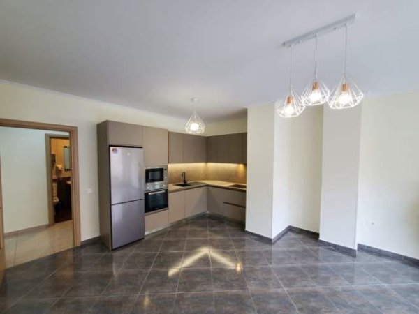 Tirane, jepet me qera apartament 2+1+BLK Kati 2, 110 m² 600 Euro (Pazari i ri)