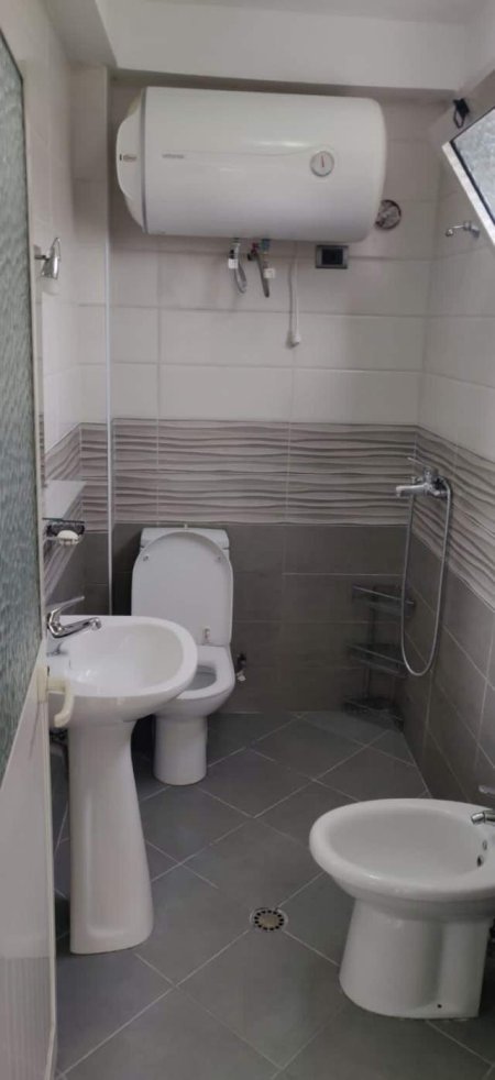 Tirane, jepet me qera apartament 2+1+BLK Kati 2, 130 m² 700 Euro (Rruga Fortuzi)