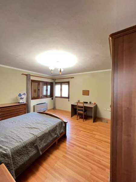 Tirane, jepet me qera apartament duplex 3+1+BLK Kati 5, 160 m² 700 Euro (Rruga Ferit Xhajko)
