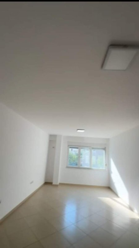 Tirane, jepet me qera zyre Kati 0, 80 m² 500 Euro (Kompleksi Magnet-Kontakt)