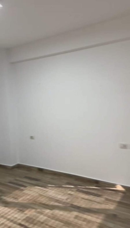 Tirane, jepet me qera zyre Kati 0, 80 m² 500 Euro (Kompleksi Magnet-Kontakt)