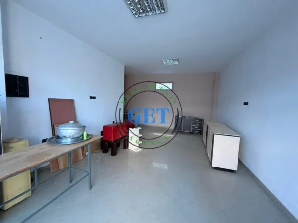 Durres, jepet me qera ambjent biznesi Kati 0, 70 m² 250 € (Ish Keneta)