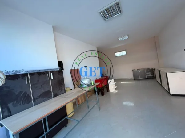 Durres, jepet me qera ambjent biznesi Kati 0, 70 m² 250 € (Ish Keneta)