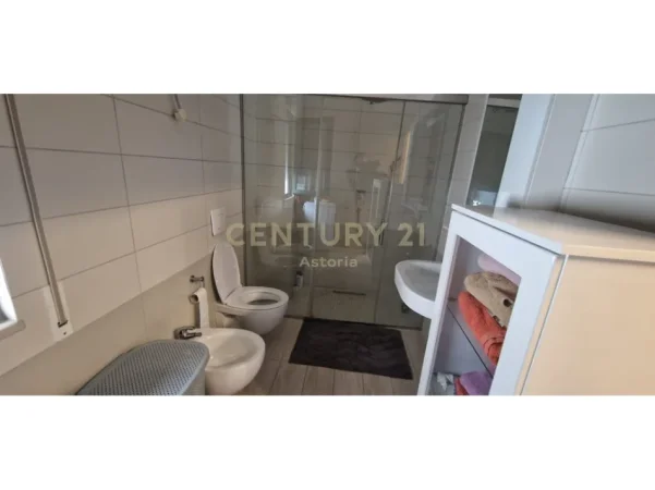 Tirane, jepet me qera apartament 3+1 Kati 6, 115 m² 800 € (astir)