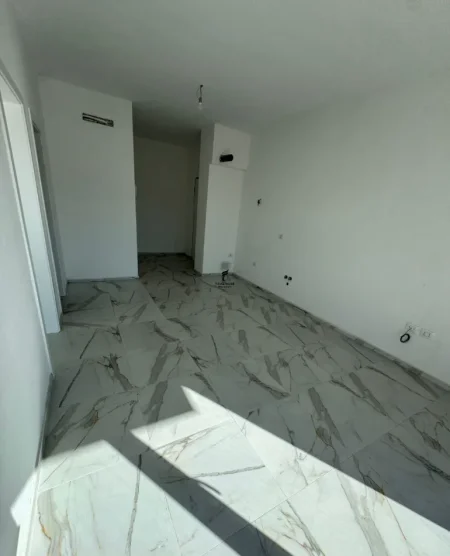 Tirane, jepet me qera dyqan Kati 1, 64 m² 500 € (LAPRAKE)