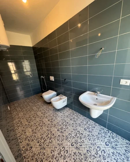 Tirane, jepet me qera dyqan Kati 1, 64 m² 500 € (LAPRAKE)