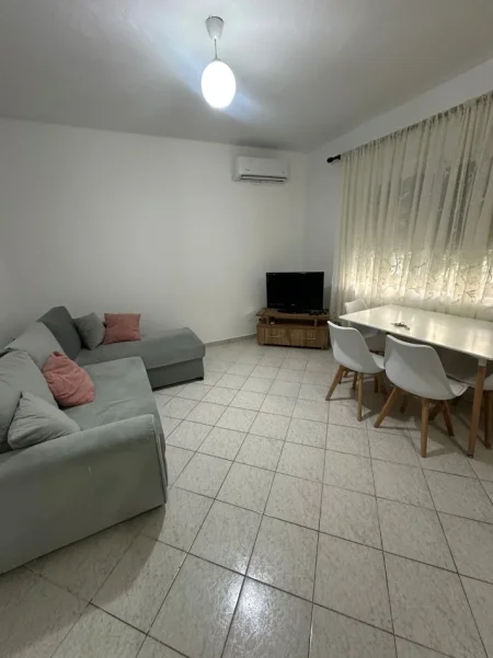 Tirane, jepet me qera apartament 1+1 Kati 1, 70 m² 450 € (Laprak prane Ambulances)