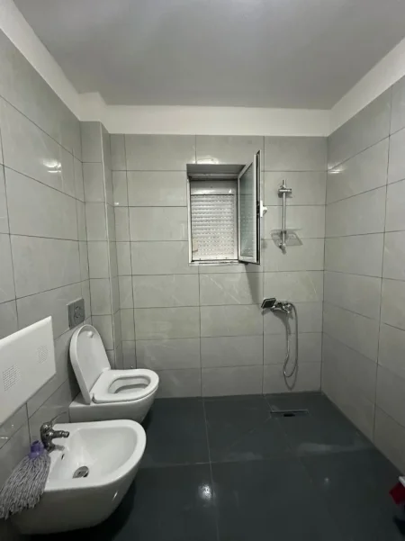 Tirane, jepet me qera apartament 1+1 Kati 1, 70 m² 450 € (Laprak prane Ambulances)
