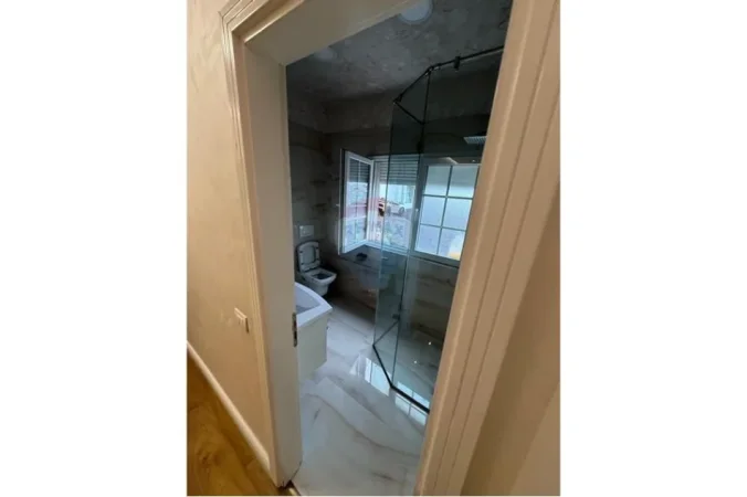 Shitet apartament 3+1 (papafingo) ne Fresk
