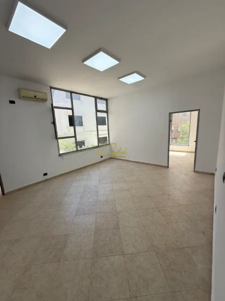 Tirane, jepet me qera ambjent biznesi Kati 2, 80 m² 960 € (MYSLYM SHYRI)