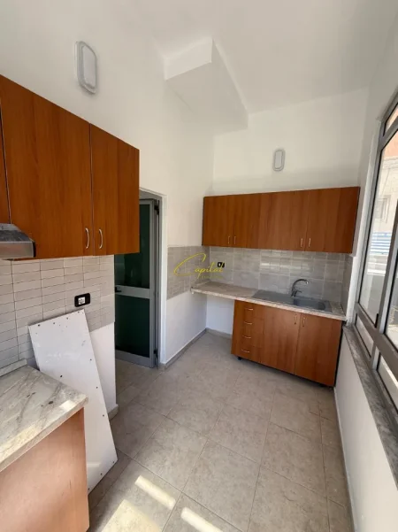 Tirane, jepet me qera ambjent biznesi Kati 2, 80 m² 960 € (MYSLYM SHYRI)