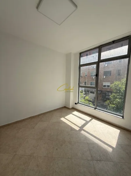 Tirane, jepet me qera ambjent biznesi Kati 2, 80 m² 960 € (MYSLYM SHYRI)