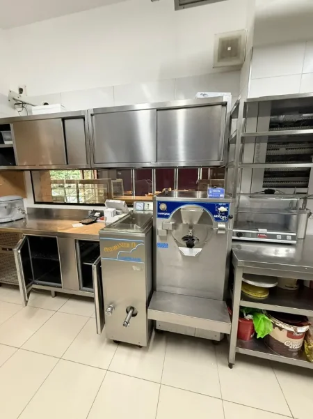 Tirane, shitet Kati 0, 222 m² 777.350 € (Rruga Kavajes)