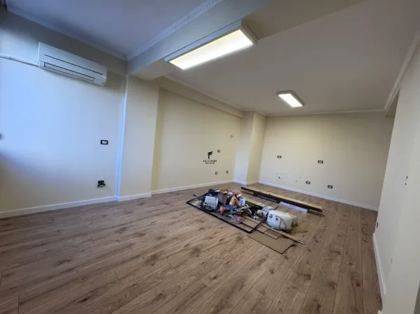 Tirane, jepet me qera zyre Kati 2, 106 m² 1.000 € (MYSLYM SHYRI)