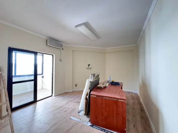 Tirane, jepet me qera zyre Kati 2, 106 m² 1.000 € (MYSLYM SHYRI)