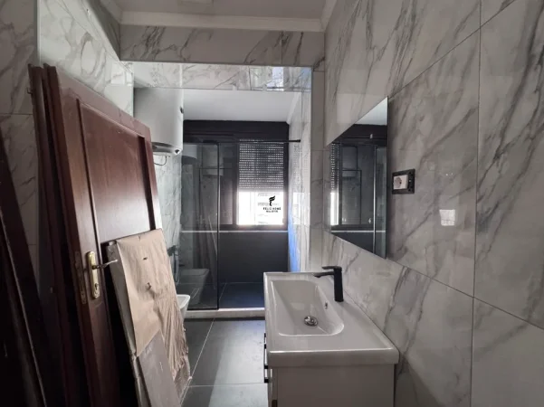 Tirane, jepet me qera zyre Kati 2, 106 m² 1.000 € (MYSLYM SHYRI)
