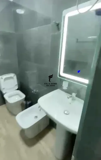 Tirane, jepet me qera apartament 1+1 Kati 1, 70 m² 500 € (ISH PARKU)