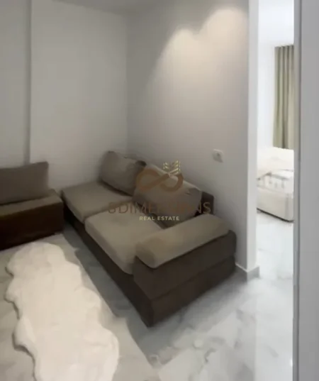 Tirane, jepet me qera apartament 2+1+Ballkon , 550 € (ulliri)