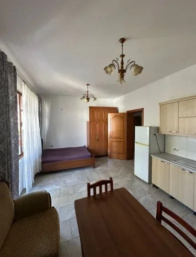 Tirane, jepet me qera apartament 1+1+Aneks+Ballkon Kati 2, 40 m² 300 € (rruga siri kodra)