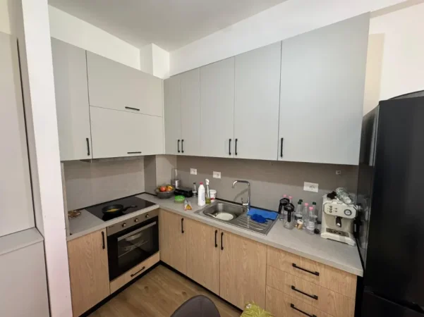 Tirane, jepet me qera apartament 1+1 Kati 1, 