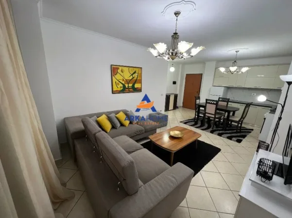 Tirane, jepet me qera apartament 2+1+Ballkon Kati 4, 86 m² 685 € 