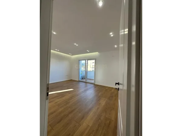 Tirane, shitet apartament 2+1 Kati 4, 75 m² 193.000 € (Mine Peza)
