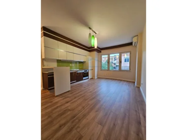 Tirane, shitet apartament 1+1 Kati 3, 57 m² 163.000 € (Golden Tower)