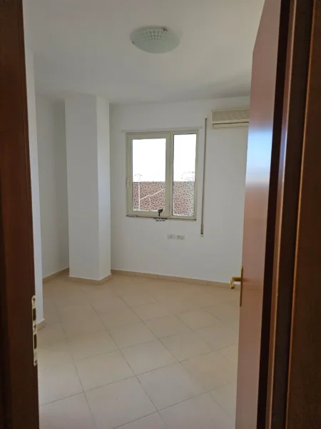 Tirane, jepet me qera zyre Kati 2, 112 m² 1.000 € (RRUGA E ELBASANIT)