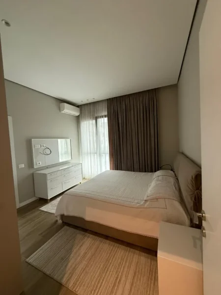 Tirane, jepet me qera apartament 2+1 , 1.300 € (rruga e kavajes)