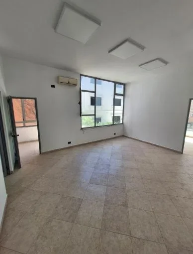 Tirane, jepet me qera ambjent biznesi Kati 1, 80 m² 960 € (rruga e kavajes)