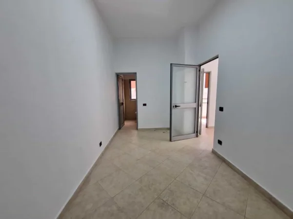 Tirane, jepet me qera zyre Kati 1, 80 m² 1.010 € (Myslym Shyri)
