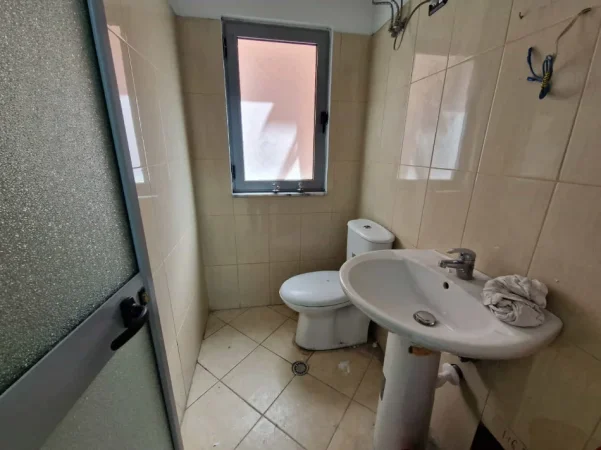 Tirane, jepet me qera zyre Kati 1, 80 m² 1.010 € (Myslym Shyri)