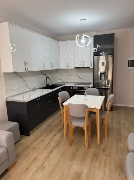 Tirane, jepet me qera apartament 1+1 Kati 4, 95 m² 550 € (Univers City)