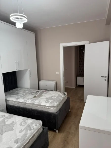 Tirane, jepet me qera apartament 1+1 Kati 4, 95 m² 550 € (Univers City)