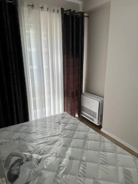 Tirane, jepet me qera apartament 1+1 Kati 4, 95 m² 550 € (Univers City)