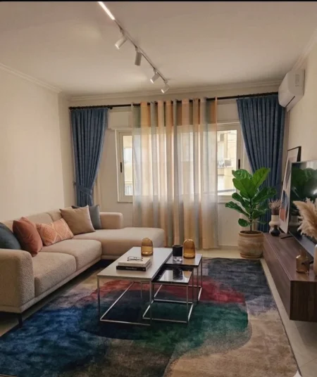 Tirane, jepet me qera apartament 1+1+Ballkon Kati 4, 60 m² 550 € 