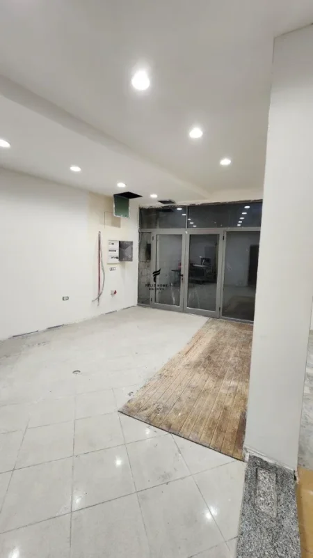 Tirane, jepet me qera dyqan Kati 0, 150 m² 1.500 € (RRUGA E KAVAJES)
