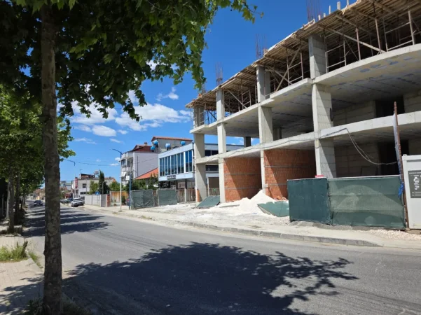 Tirane, shitet ambjent biznesi Kati 0, 77 m² 191.250 € (daku 2 la viola rezidence)