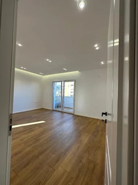 Tirane, shitet apartament 2+1+Ballkon Kati 4, 75 m² 193.000 € (Prokuroria)