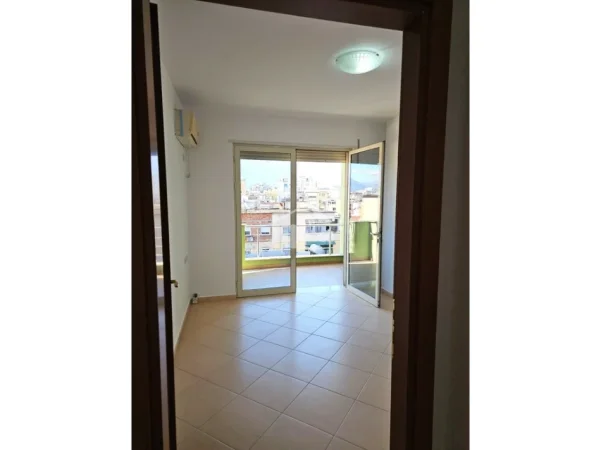 Tirane, jepet me qera zyre Kati 4, 125 m² 1.000 € (NË RRUGËN E “ELBASANIT”)