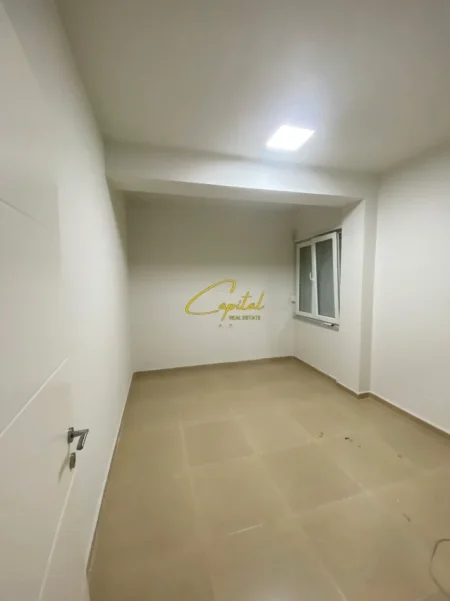 Tirane, jepet me qera ambjent biznesi Kati 2, 93 m² 1.000 € (RRUGA E KOSOVAREVE)